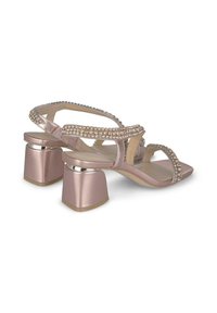 Las sandalias de tacón metálico rosa cuentan con tres tiras decoradas con rhinestones, un tacón cuadrado y una plantilla de textura suave.