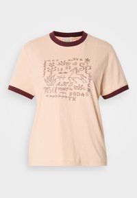 Απαλό ροδακινί βαμβακερό T-shirt με μαρόν ριμπ κολάρο και μανίκια. Περιλαμβάνει κεντημένα σχέδια που απεικονίζουν φυτά και ένα άλογο.