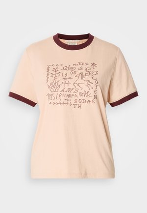 Helle Pfirsich Baumwoll-T-Shirt mit kastanienbraunem geripptem Kragen und Ärmeln. Verziert mit gestickten Motiven, darunter Pflanzen und ein Pferd.
