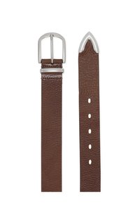 Καφέ δερμάτινη ζώνη με υφή, μεταλλική αγκράφα, μυτερή άκρη και ομοιόμορφα τοποθετημένες τρύπες για ρύθμιση μεγέθους.