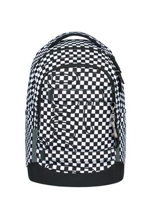 Zaino a scacchi in bianco e nero con un design astratto prominente, tasca frontale con zip e dettagli in tessuto. Forma strutturata e spallacci imbottiti.