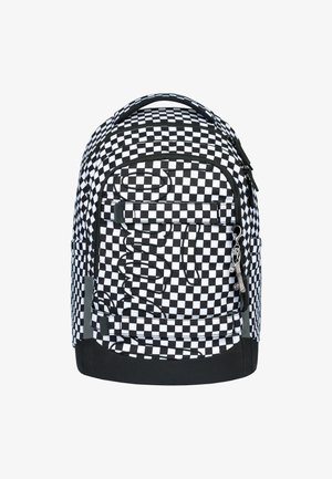 Zaino a scacchi in bianco e nero con un design astratto prominente, tasca frontale con zip e dettagli in tessuto. Forma strutturata e spallacci imbottiti.