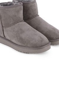 Botas de tobillo de gamuza gris con punta redonda, forro suave y suela de goma texturizada. Presentan una costura cosida y un diseño sencillo sin adornos.