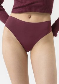 Bordeaux hipster boxers gemaakt van een gladde stof, met een minimalistisch ontwerp en naadloze randen voor een schone silhouet.