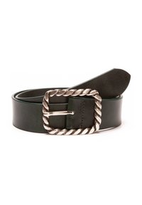 Groene leren riem met een brede band en een rechthoekige zilverkleurige gedraaide koordgesp. De uiteinde is puntig met een gladde textuur.