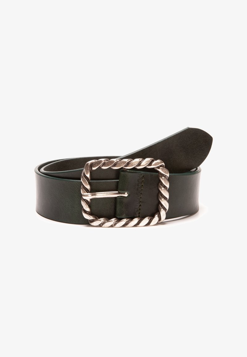 Groene leren riem met een brede band en een rechthoekige zilverkleurige gedraaide koordgesp. De uiteinde is puntig met een gladde textuur.