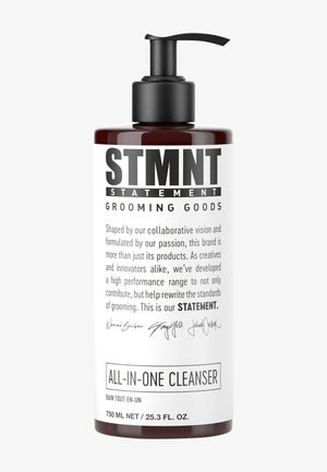 Flacon pompe de STMNT Statement Grooming Goods All-in-One Cleanser avec description du produit et volume de 750 ml visible sur l'étiquette.