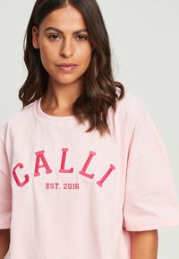 CALLI COLLEGE  - Apdrukāts T-krekls - pale pink white logo