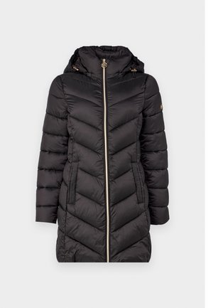 Giacca a vento trapuntata nera con colletto alto, zip dorata e due tasche laterali. Presenta cuciture a zigzag e cappuccio removibile.