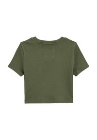 Olíva zöld, rövid ujjú, bordázott pamut crop top kerek nyakkivágással és egy kis folttal a hátán.