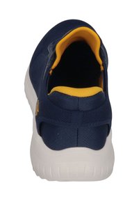 Sneaker slip-on navy con parte superiore testurizzata, interno giallo a contrasto e suola bianca ammortizzata. Presenta un tallone rinforzato per supporto.