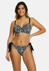 Ensemble de bikini avec un motif cachemire en bleu, noir et crème. Le soutien-gorge est avec armatures et bretelles réglables ; le bas a des liens sur les côtés.