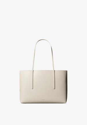 Sac cabas en cuir beige avec deux longues anses, forme rectangulaire et logo minimaliste Calvin Klein en bas au centre.