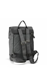 Mochila gris con parte superior de tejido acolchado, fondo de cuero negro, correas ajustables y un asa en la parte superior. Cuenta con un bolsillo con cremallera.
