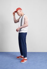 adidas Originals GAZELLE - Športni copati - preloved red/off-white/cream white