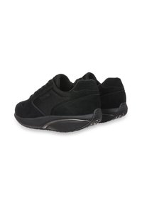 Paire de baskets de sport noires avec panneaux en suède et en mesh, semelles épaisses et rembourrées, et semelles extérieures en caoutchouc texturé, vues en angle montrant l'arrière et les côtés.