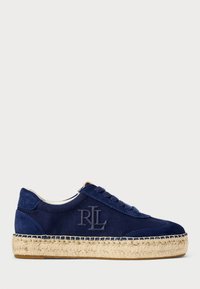 Námořnické modré espadrilky s teniskovým stylem, vyrobené z semišových a plátěných materiálů, kulatou špičkou, šněrováním vpředu a juty obalenou podrážkou. Obsahují embosované logo.