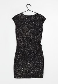 Vestido negro con mangas cortas tipo capa, que presenta un patrón salpicado de blanco y marrón. Tela suave con una silueta ajustada y un cinturón a juego.