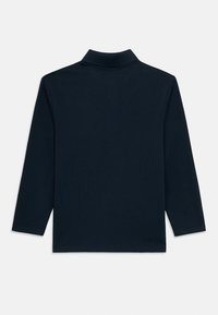 Granatowa koszulka polo z długim rękawem i kołnierzykiem. Miękki bawełniany materiał, czyste wykończenie u dołu i brak widocznych wzorów lub znaków towarowych z tyłu.