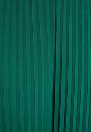 Tela verde con pliegues verticales estrechos que crean un patrón texturizado y uniformemente espaciado en toda la superficie.