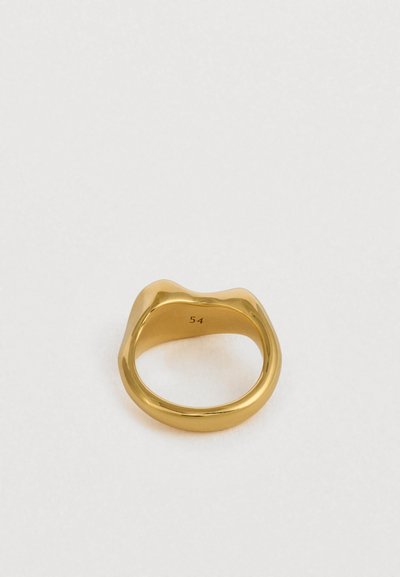 Inel de aur cu un design neted, rotunjit și o formă ușor neregulată. Marcaj cu mărimea „54” pe interiorul benzii.