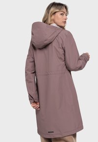 Langer, kapuzenjacke aus weichem Mauve-Stoff. Besitzt eine taillierte Taille und einen dezenten schwarzen Akzent am Saum. Glatte Textur, wasserdichtes Design.