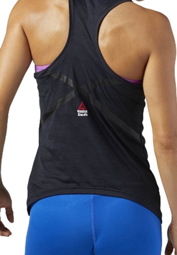 Athlète portant un débardeur noir Reebok Crossfit et des leggings bleu vif, vu de dos.