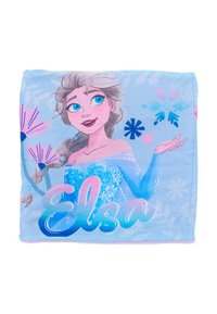 Een Frozen-thema dekentje met een lichtblauwe achtergrond, waarop een geprinte figuur, bloemen, sneeuwvlokken en de naam "Elsa" in vette, kleurrijke tekst te zien zijn.