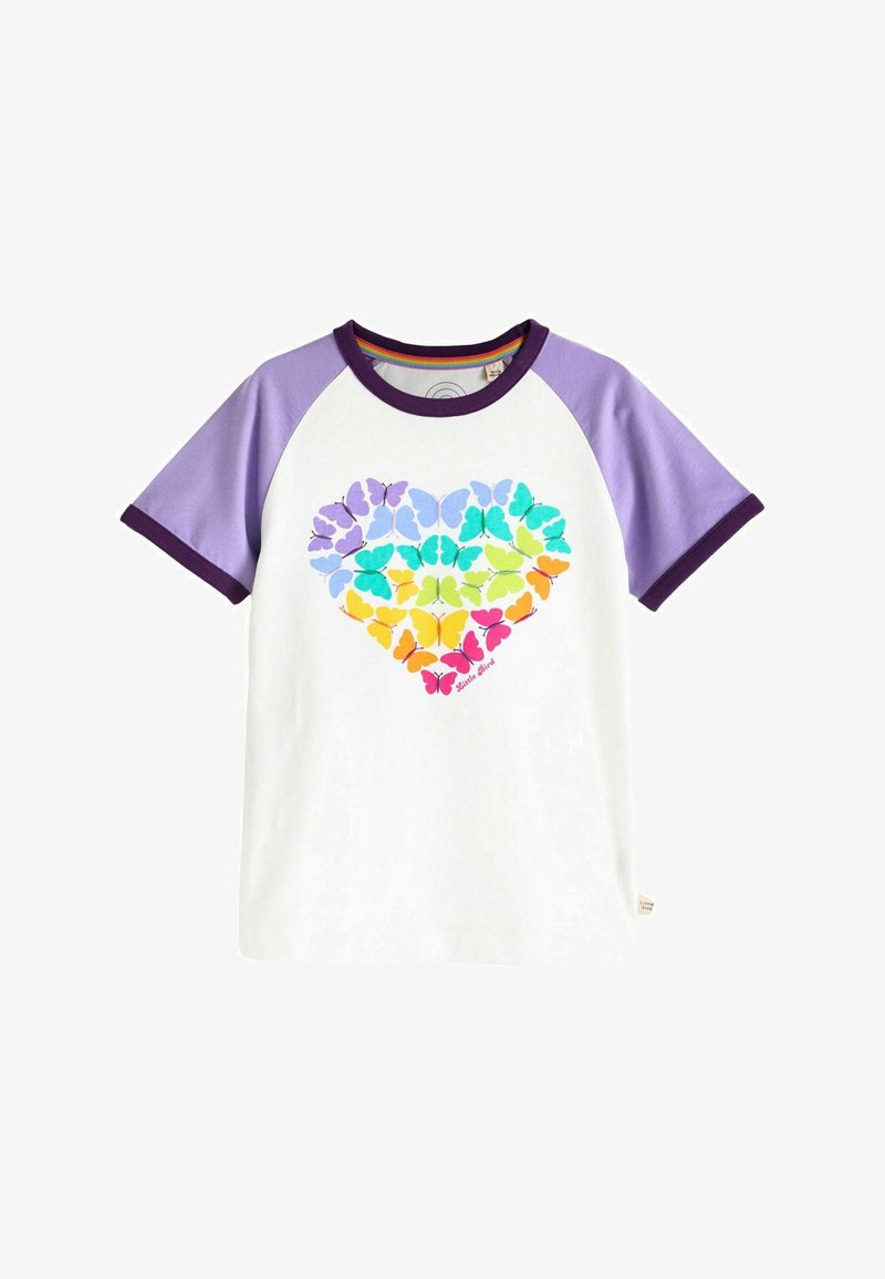 Weißes Kurzarm-T-Shirt mit lila Raglanärmeln, das ein herzförmiges Muster aus mehrfarbigen Schmetterlingen in verschiedenen Farbtönen zeigt.