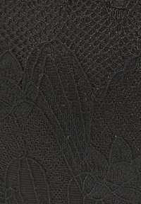 Zwarte stof met een textured patroon van gelaagde bladeren en bloemachtige elementen, met een fijne meshstructuur en subtiele glans.
