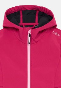 Rosa Kapuzenjacke mit schwarzem Fleece-Futter, Reißverschluss in Hellrosa und CMP-Logo, das auf der Schulter und am Reißverschlussanhänger gestickt ist.