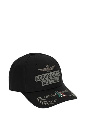 Cappellino da baseball nero con il logo Aeronautica Militare, un emblema con un'aquila sopra il testo e "Frecce Tricolori" con i colori della bandiera italiana sulla visiera.