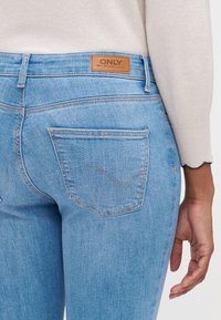 ONLY Petite ONLANN MID - Τζιν καμπάνα - light blue denim