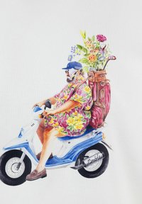 Design grafico di un uomo su uno scooter blu, che indossa una camicia floreale, con una borsa da golf piena di fiori sulla schiena e occhiali da sole.