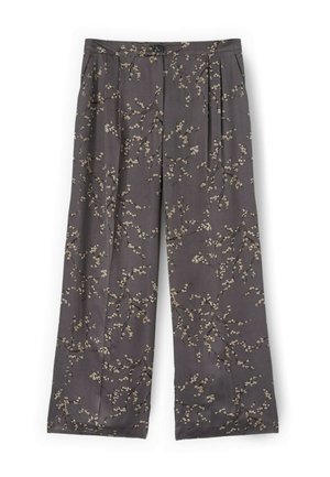 Pantalon large gris foncé avec un petit motif floral blanc et beige en forme de branche, plis devant, bouton et poches latérales.