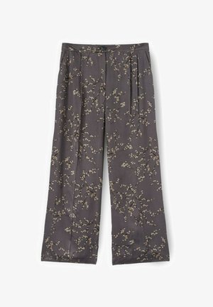 Pantalon large gris foncé avec un petit motif floral blanc et beige en forme de branche, plis devant, bouton et poches latérales.