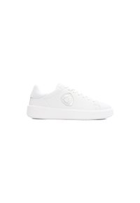 Zapatillas blancas de cuero liso, con punta redonda, suela de goma plana, cierre de cordones en la parte delantera y logotipo en relieve en el lateral.