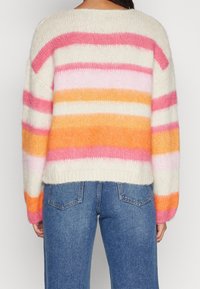 Sweter w wielokolorowe paski w odcieniach różowym, pomarańczowym, białym i kremowym. Miękka, puszysta struktura; pudełkowy fason; ściągacze u dołu i przy rękawach.