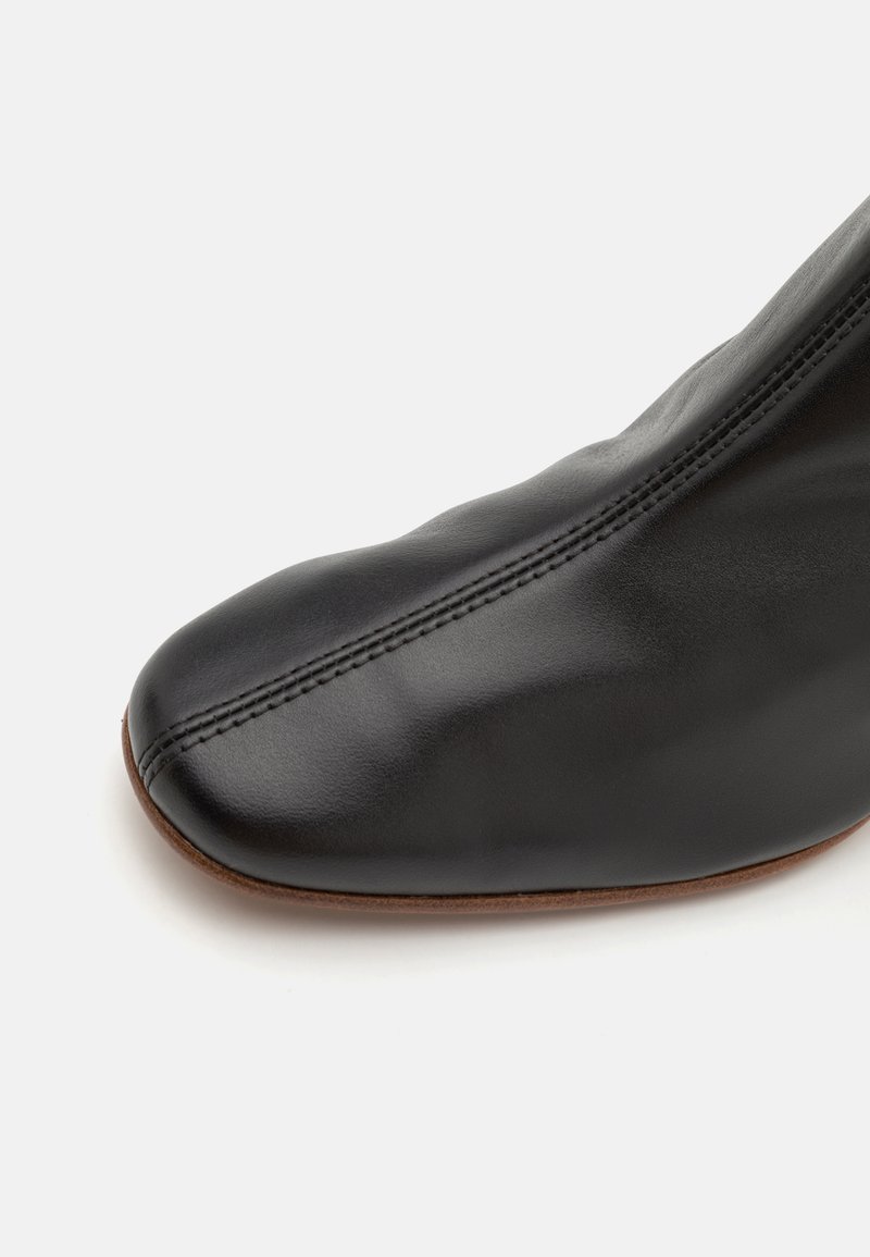 Bottines BY FAR En Cuir Noir - Pointure 36 (EU), Fabrication Bulgarie, Occasion Très Bon état