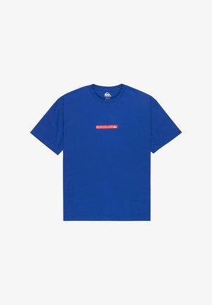 Blauw T-shirt met korte mouwen van katoen, met een rood rechthoekig logo met witte tekst "QUIKSILVER" op de borst.