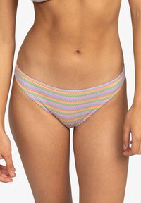 Culottes de bikini pour femmes avec un motif en zigzag dans des couleurs pastel comprenant du rose, du vert et du bleu. Fabriquées en tissu doux et extensible.
