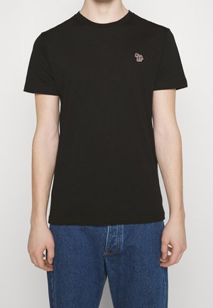 Zwarte katoenen t-shirt met korte mouwen en een geribbelde halslijn. Beschikt over een klein geborduurd ontwerp op de linkerkant van de borst.