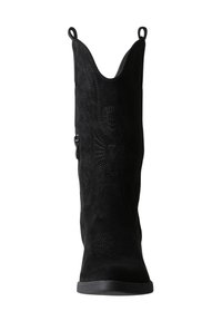 Botas de vaquero de ante negro con puntera afilada, patrones de costura decorativos y asas en la parte superior para facilitar su colocación.