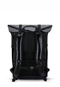 Fekete hajtogatható hátizsák fényes felső résszel, párnázott fekete pántokkal, hálós hátrésszel, állítható csattal és strukturált mintázattal a jobb tapadás érdekében.