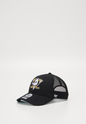 Gorra de béisbol negra con una parte trasera de malla, que presenta un logotipo blanco y amarillo en la parte delantera, y un acento verde bajo el visor.