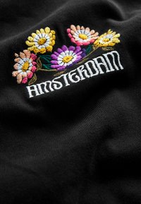 Next NATURE GRAPHIC - Apdrukāts T-krekls - black flower embroidery