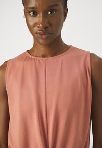 Yogasearcher TWISTED - Top - cedar