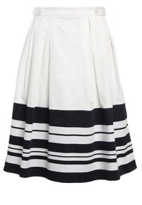 Jupe plissée blanche avec une bande marine en bas, présentant des rayures horizontales alternées blanches et marines. Fabriquée en tissu lisse.
