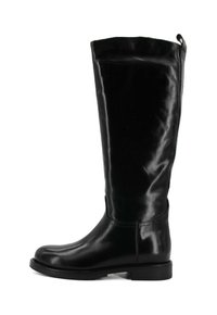 Stivale in pelle nera alto fino al ginocchio con tacco basso, punta arrotondata e chiusura con zip laterale.