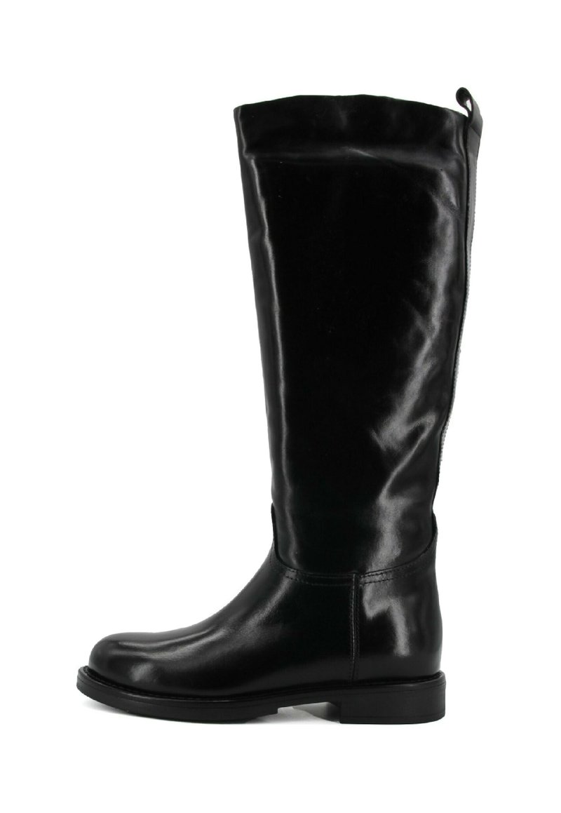 Stivale in pelle nera alto fino al ginocchio con tacco basso, punta arrotondata e chiusura con zip laterale.
